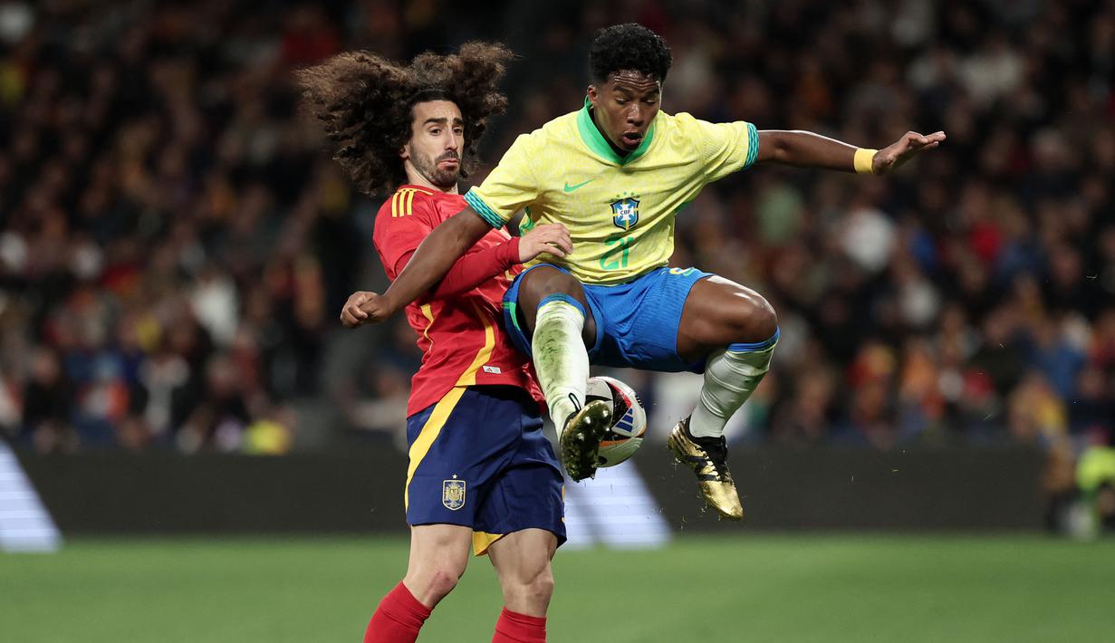 Pemain Brasil, Endrick (kanan) berebut bola dengan pemain Spanyol, Cucurella pada laga FIFA Matchday yang berlangsung di Santiago Bernabeu, Madrid, Spanyol, Rabu (27/03/2024) WIB. (AFP/Thomas Coex)
