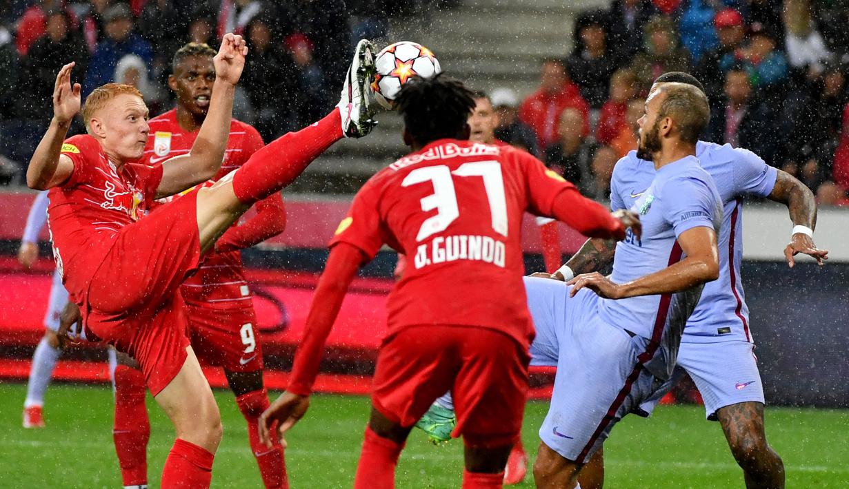 Sejak awal laga permainan berjalan cukup sengit. Dengan materi pemain yang lebih baik, Barcelona terlihat lebih menguasai permainan. Namun Salzburg juga beberapa kali menebar ancaman ke area pertahanan Barcelona lewat serangan balik yang berbahaya. (Foto: AFP/Barbara Gindl)