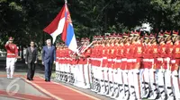 Presiden Jokowi (kiri) mendampingi tamunya Presiden Republik Serbia, Tomislav Nikolic melakukan inspeksi pasukan saat kunjungan kenegaraan di Istana Merdeka, Jakarta, Rabu (27/4). (Liputan6.com/Faizal Fanani)