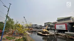 Pemasangan turap di sebelah Ruang Publik Terpadu Ramah Anak (RPTRA) Krendang, Tambora, Jakarta, Kamis (25/10). Kelurahan Krendang menutup sementara RPTRA yang memiliki luas 2.692 meter persegi tersebut. (Merdeka.com/Iqbal Nugroho)