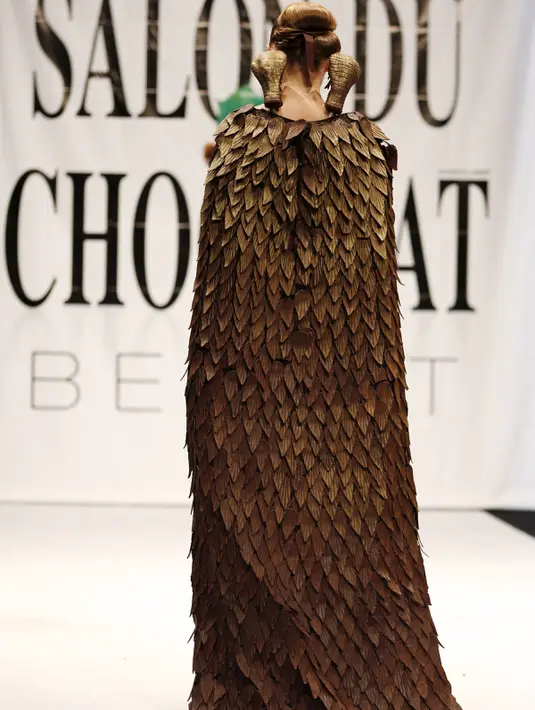 Model memakai busana yang terbuat dari cokelat  yang selama acara Chocolate Fashion Show di Beirut, Lebanon, Kamis (12/11/2015 Busana tersebut dibuat oleh yang dibuat oleh desainer dan koki profesional.(REUTERS/Jamal Saidi)