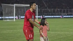 Bek Persija Jakarta, Gunawan Dwi Cahyo, bersama sang putri merayakan gelar juara Piala Presiden di SUGBK, Jakarta, Sabtu (17/2/2018). Persija menang 2-0 atas Bali United. (Bola.com/Vitalis Yogi Trisna)
