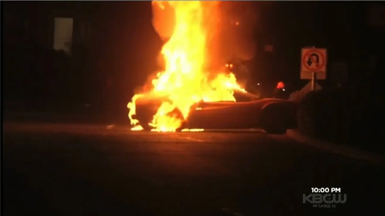 Ferrari Jadul Terbakar Saat Isi Bensin