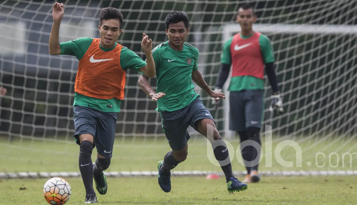 Gelandang Barito Putera, Paulo Sitanggang, berebut bola dengan gelandang PSM, Asnawi Mangku Alam, saat mengikuti seleksi Timnas Indonesia U-22 di Lapangan SPH Karawaci, Banten, Rabu (8/3/2017). (Bola.com/Vitalis Yogi Trisna)