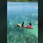 Viral Bocah Perempian Mendayung di Pantai Pulau Bacan, Airnya Super Jernih dan Disebut Seperti di Negeri Dongeng.&nbsp; foto: TikTok @selenophile3260
