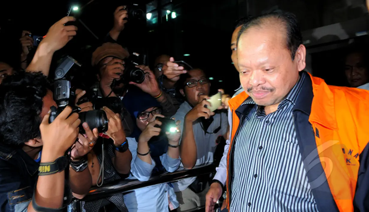 Komisi Pemberantasan Korupsi menahan mantan Ketua Komisi VI DPR, Sutan Bhatoegana, Jakarta, Senin (2/2/2015). (Liputan6.com/Faisal R Syam)