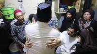 Momen Prabowo Peluk Orang Tua Affan Kurniawan Saat Melayat ke Rumah Duka
