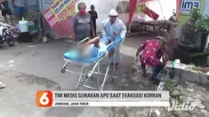 Seorang pria paruh baya tak sadarkan diri di pinggir jalan Soekarno-Hatta, Desa Kepuhkembeng, Kecamatan Peterongan, Jombang, Jawa Timur, Jumat siang. Warga di sekitar tak berani menolong khawatir Covid-19, petugas medis menolong dengan menggunakan AP...