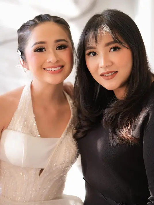 Kenakan busana yang berbeda, ini adalah potret Gritte Agatha yang diketahui saat resepsi pernikahan. Berbeda saat pemberkatan tema makeupnya natural, saat resepsi pernikahan wajah Gritte Agatha dipoles dengan makeup yang tampak lebih bold, apalagi bagian matanya. Untuk lipstik, istri Arif Hidayat ini tetap memilih yang warna soft. Suka tampil simpel, tak heran jika saat pernikahan Gritte Agatha juga tampil simpel tapi tetap terlihat elegan. (Liputan6.com/IG/victoria_makeupatelier)