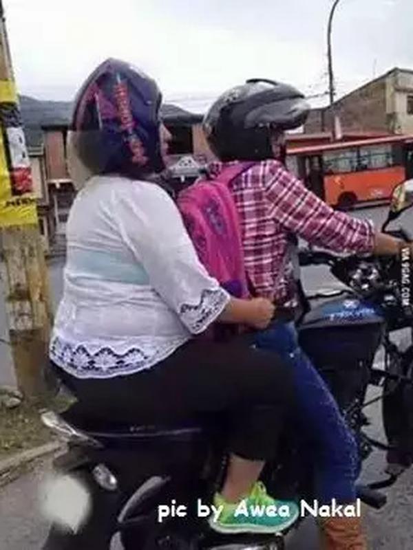 Mengapa orang memakai helm seperti itu?  (Sumber: 1cak.com)