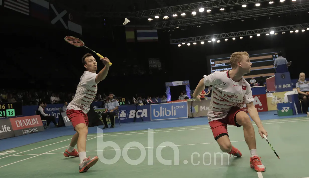 Pasangan Denmark, Kim Astrup/Anders Skaarup Rasmussen, berhadapan dengan pasangan Kevin Sanjaya Sukamuljo/Marcus Fernaldi Gideon di Indonesia Open 2017 di JCC, Rabu (14/6/2017). (Bola.com/M Iqbal Ichsan)