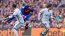 Pergerakan pemain Barcelona, Lionel Messi, tertahan oleh bek Real Madrid, Sergio Ramos, pada laga La Liga, di Stadion Camp Nou, Sabtu (3/12/2016). (AFP/Josep Lago)