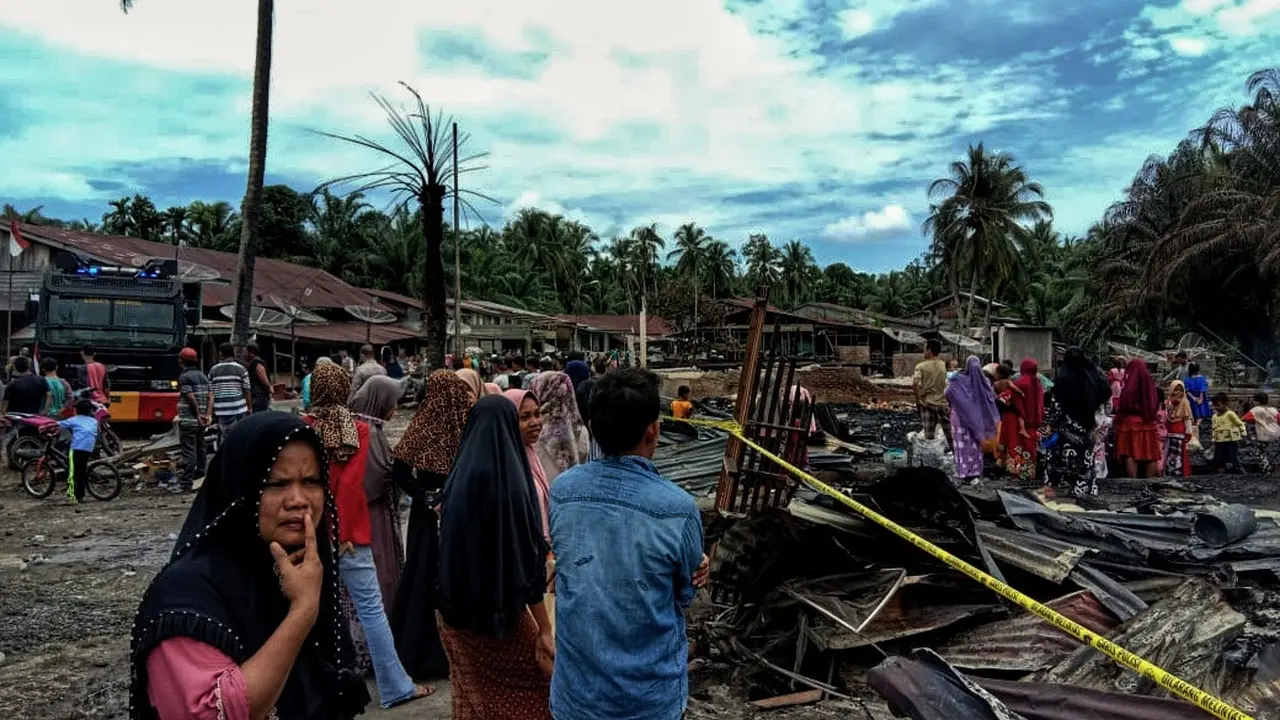Warga berada di antara bekas kebakaran yang terjadi pada peringatan HUT RI ke-75 (Ist)
