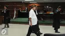 Panitera PTUN Medan, Syamsir Yusfan menjalani sidang perdana di Pengadilan Tipikor, Jakarta, Kamis (10/9/2015). Syamsir menjadi tersangka dugaan suap yang melibatkan Gubernur Sumatra Utara Gatot dan Pengacara Oc Kaligis. (Liputan6.com/Andrian M Tunay)