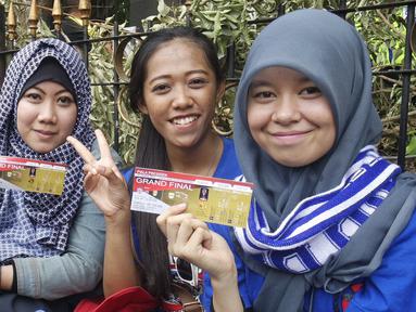 Para gadis bobotoh Persib Bandung yang di Jakarta saat berkumpul di Polda Metro Jaya, Jakarta, Minggu (18/10/2015). (Bola.com/Vitalis Yogi Trisna)