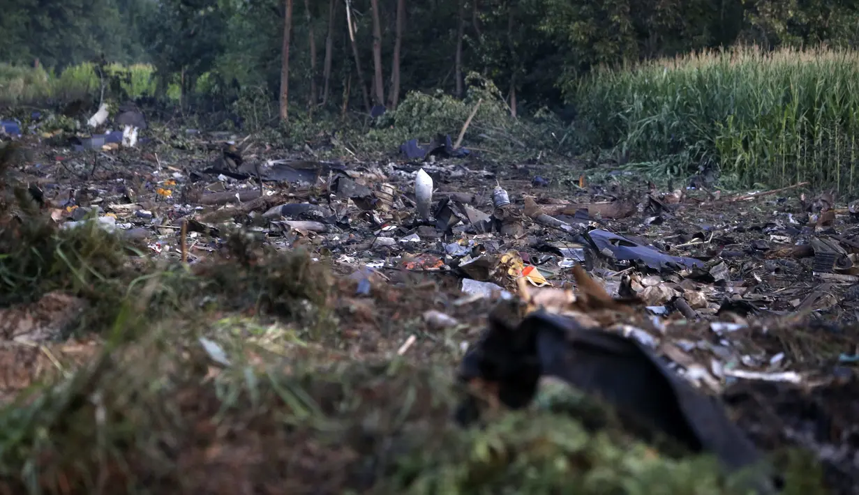 <p>Puing-puing pesawat kargo Antonov terlihat di desa Palaiochori di utara Yunani, setelah dilaporkan jatuh pada Sabtu di dekat kota Kavala, Minggu (17/7/2022). Pesawat Antonov-12 membawa kargo 12 ton yang digambarkan sebagai material berpotensi berbahaya. (AP Photo/Giannis Papanikos)</p>
