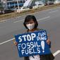 Aktivitis melakukan aksi di depan Kedubes Jepang di Jakarta, Rabu (26/6/2019). Mereka meminta Jepang menghentikan pendanaan proyek energi kotor batubara yang memicu krisis iklim, pencemaran, kerusakan lingkungan dan penderitaan masyarakat khususnya di Indonesia. (Liputan6.com/Immanuel Antonius)