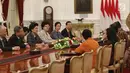Wakil Perdana Menteri Tiongkok Liu Yandong menemui Presiden Joko Widodo (Jokowi) dalam kunjungan kehormatan di Istana Merdeka, Jakarta, Rabu (29/11). Dalam pertemuan itu Jokowi didampingi sejumlah menteri Kabinet Kerja. (Liputan6.com/Angga Yuniar)