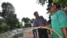 Cawagub DKI, Djarot Saiful Hidayat, berbincang dengan petugas Taman Tanjung di Pasar Minggu, Jakarta, Selasa (16/12/2014). (Liputan6.com/Miftahul Hayat)