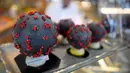 Pembuat cokelat, Jean-François Pre menunjukkan telur paskah berbentuk seperti Virus Corona di tokonya di Landivisiau, Prancis, 7 Maret 2020. Cokelat ini terbuat dari cokelat putih yang diberikan pewarna hitam serta dipadukan dengan kacang almond yang diwarnai merah. (Damien MEYER/AFP)