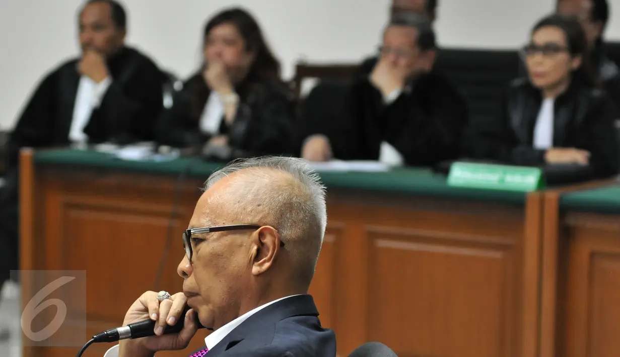 Ekspresi OC Kaligis menjalani sidang keputusan sela di Pengadilan Tipikor, Jakarta, Kamis (22/9/2015). Majelis Hakim menolak nota keberatan Kaligis karena dalih yang disampaikan tidak relevan dengan KUHAP.(Liputan6.com/Andrian M Tunay)