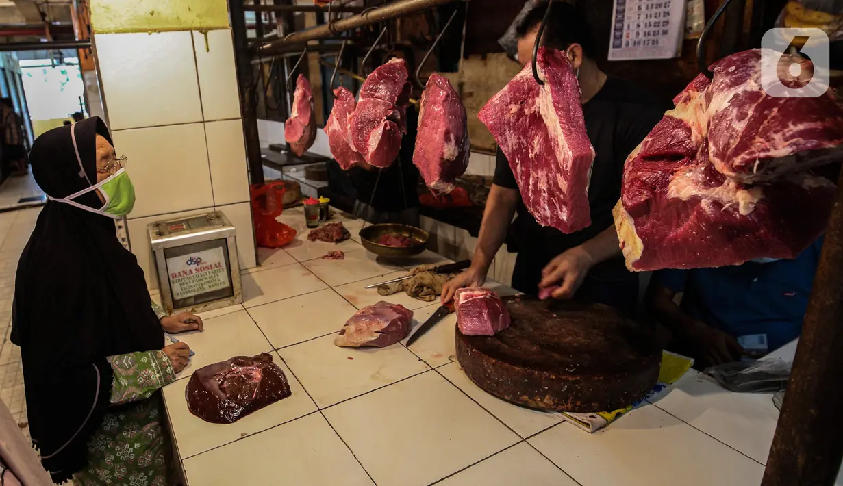 Penjual daging melayani pembeli di Pasar Induk Kramat Jati, Jakarta, Kamis (8/4/2021). Pemerintah melalui Menteri Pertanian Syahrul Yasin Limpo, menegaskan, pihaknya siap melakukan intervensi jika stok daging langka dan terdapat lonjakan harga pada bulan Ramadan. (Liputan6.com/Johan Tallo)