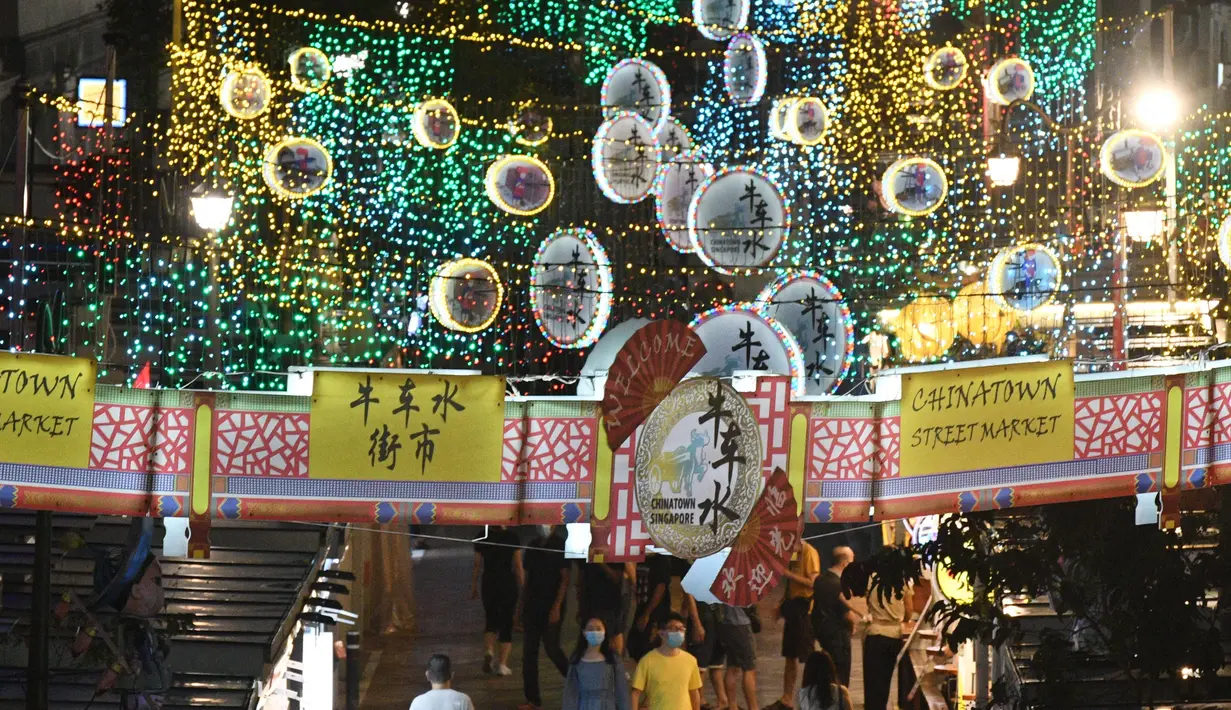 Lentera-lentera cantik dinyalakan untuk menyambut Festival Tengah Musim Gugur di kawasan Pecinan, Singapura (29/9/2020). Tahun ini, festival tersebut jatuh pada 1 Oktober. (Xinhua/Then Chih Wey)