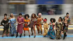 Model mengenakan pakaian yang dirancang oleh siswa dari komunitas Afro-Brasil jelang Hari Kesadaran Kulit Hitam dalam stasiun kereta bawah tanah di Sao Paulo, Brasil, 19 November 2021. Hari Kesadaran Kulit Hitam diperingati setiap tahun pada 20 November. (AP Photo/Andre Penner)