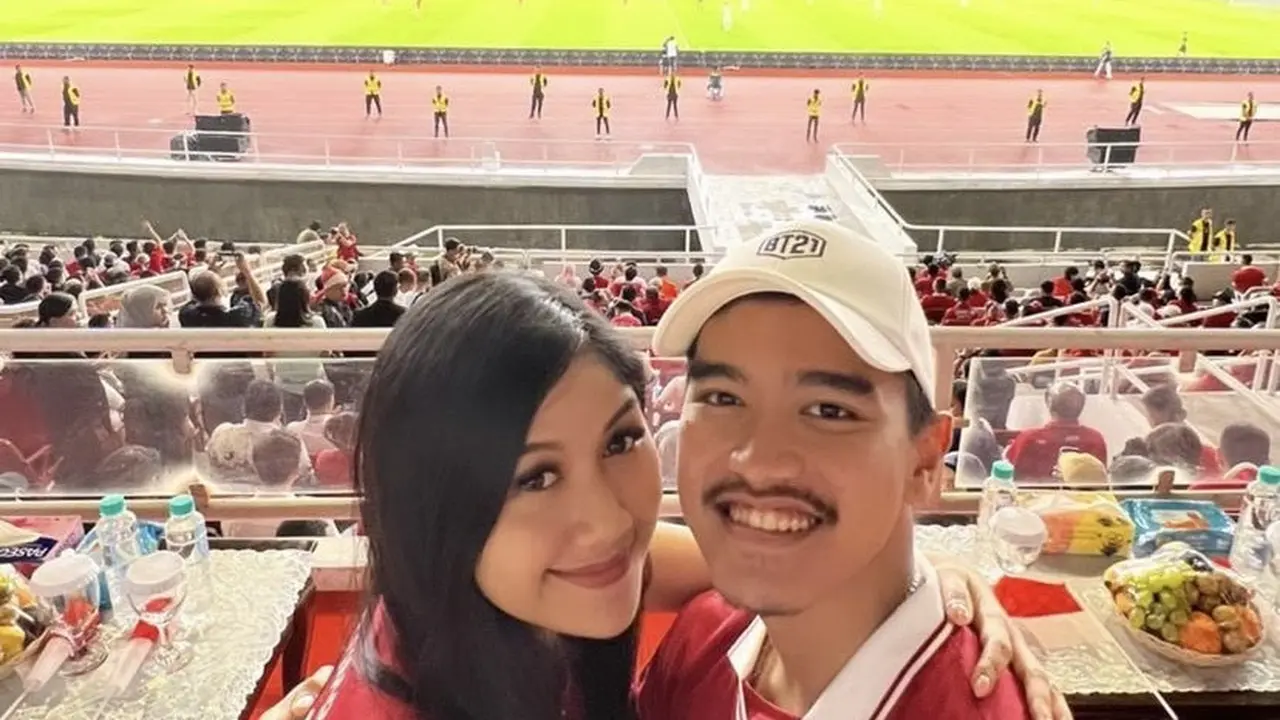 Penampilan mantu Presiden Jokowi, Erina Gudono dan Selvi Ananda saat Menyaksikan Pertandingan Indonesia Lawan Argentina