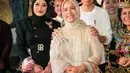<p>Iriana Jokowi tampil menawan mengenakan kebaya kurung brokat warna krem yang simple dan hijab nuansa senada.</p>