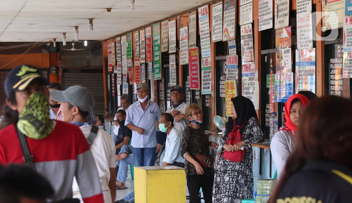 Calon penumpang menunggu bus di Terminal Kali Deres, Jakarta Barat, Rabu (10/6/2020). Salah satunya dengan mengurangi layanan tatap muka dengan konsumen dengan mendorong transaksi pembelian tiket secara daring. (Liputan6.com/Angga Yuniar)