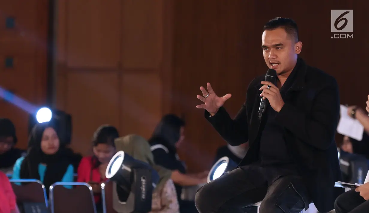 Komentator olahraga, Valentino Simanjuntak saat berbagi pengalaman kepada peserta EGTC 2018 di Graha Sanusi Hardjadinata, Universitas Padjajdaran, Bandung, Kamis (6/12). Valentino Simanjuntak juga memberi motivasi. (Liputan6.com/Helmi Fithriansyah)