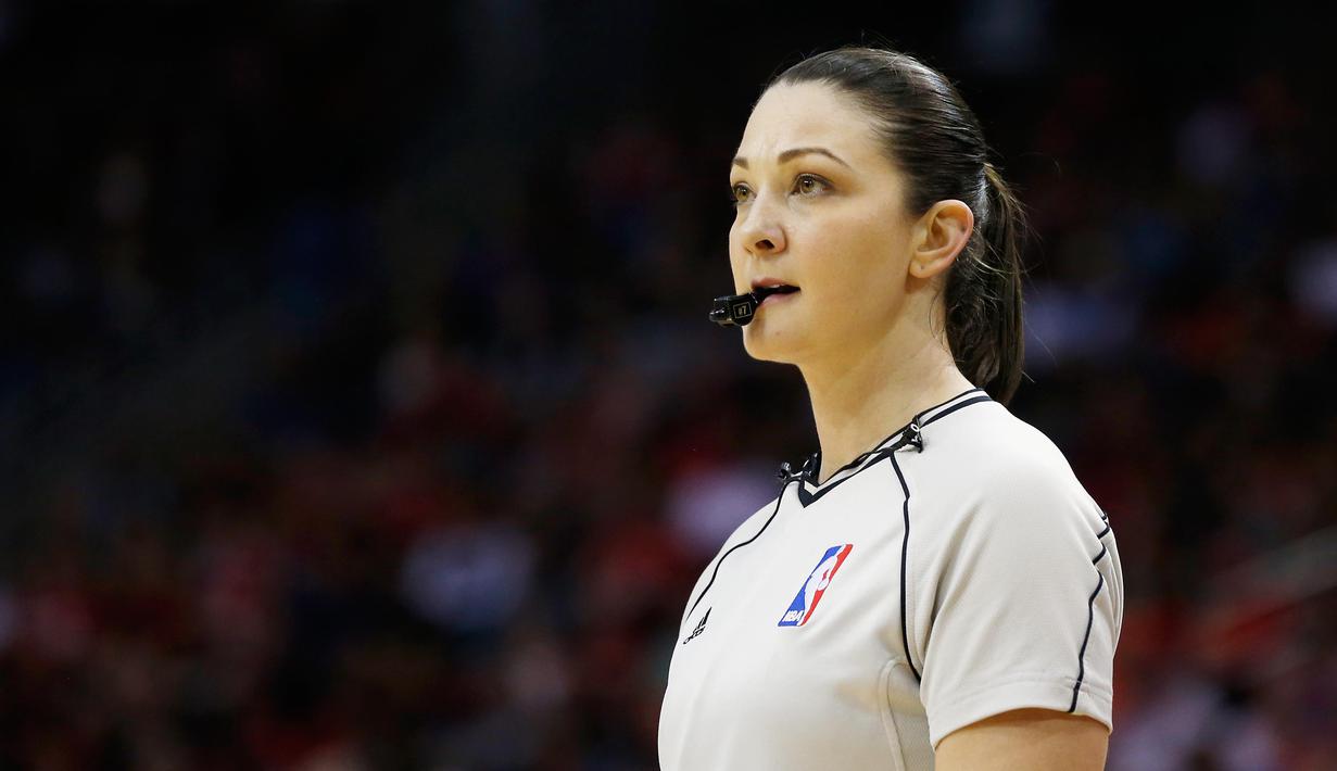  Lauren Holtkamp  terlihat cantik dengan peliut dimulut saat menjalankan tugassnya sebagai Wasit NBA. (Scott Halleran/Getty Images/AFP)