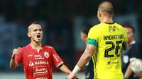 Selebrasi pemain Persija Jakarta, Riko Simanjuntak setelah mencetak gol ke gawang Persib Bandung dalam dalam laga tunda pekan ke-28 BRI Liga 1 2022/2023 yang berlangsung di Stadion Patriot Candrabhaga, Jumat (31/3/2023). (Bola.com/M Iqbal Ichsan)