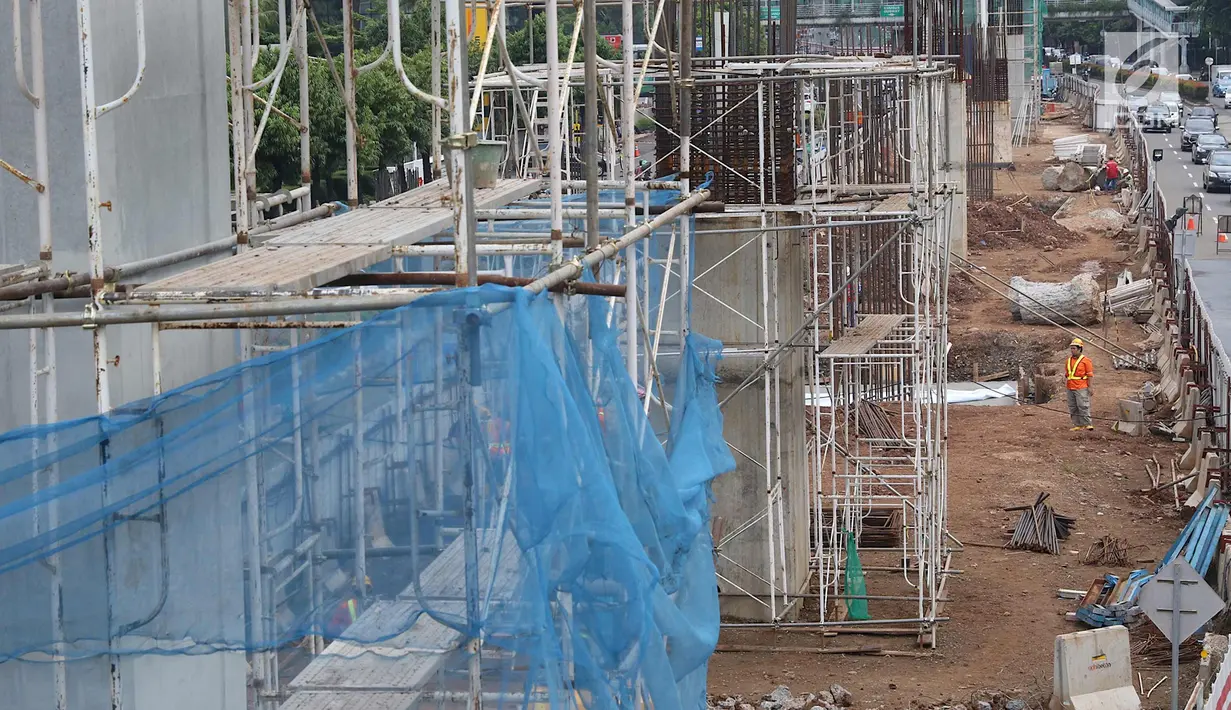 Suasana konstruksi layang proyek LRT yang sepi dari aktivitas di kawasan Kuningan, Jakarta Selatan, Rabu (21/2). Kebijakan Presiden Jokowi ini menyebabkan semua proyek konstruksi elevated LRT juga turut dihentikan. (Liputan6.com/Immanuel Antonius)