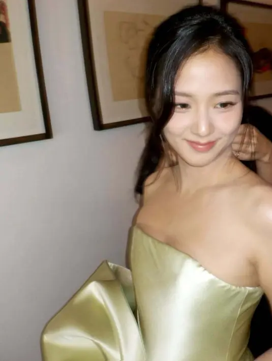 Jisoo juga tampak begitu menikmati momentum fitting yang dilakukan dengan suka cita.