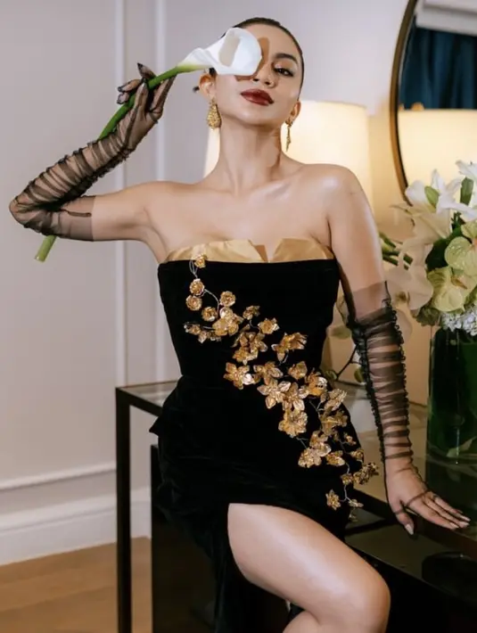 Melengkapi tampilannya dengan glove sheer hitam. Serta aksesori anting-anting warna gold. Leher Ariel Tatum pun dibiarkan polos tanpa kalung. [@_rega.arie]