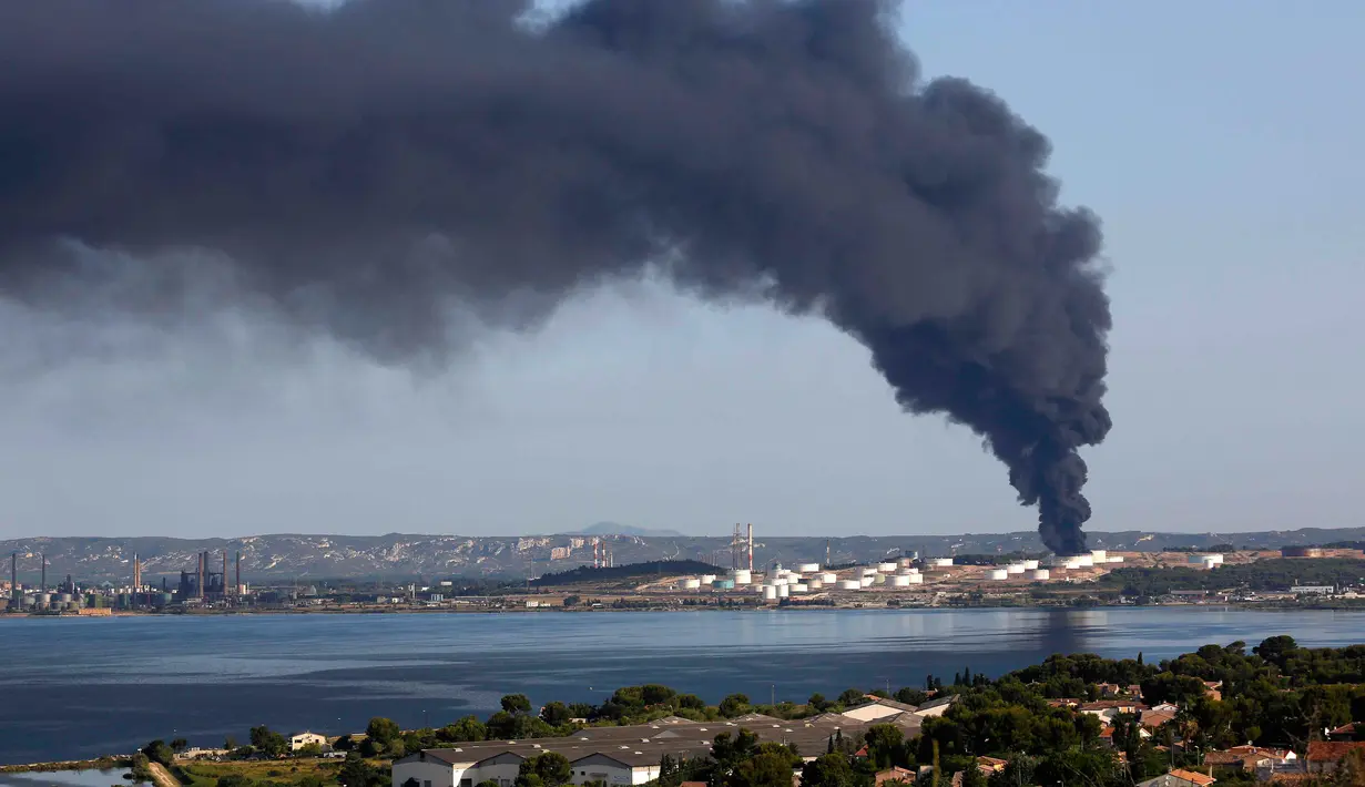 Kepulan asap hitam membumbung ke angkasa di kilang minyak milik perusahaan Amerika di Etang de Berre, Marseille, Perancis, (14/7/2015). kebakaran yang terjadi merupakan kebakaran terbesar kelima di Perancis. (REUTERS/Philippe Laurenson)