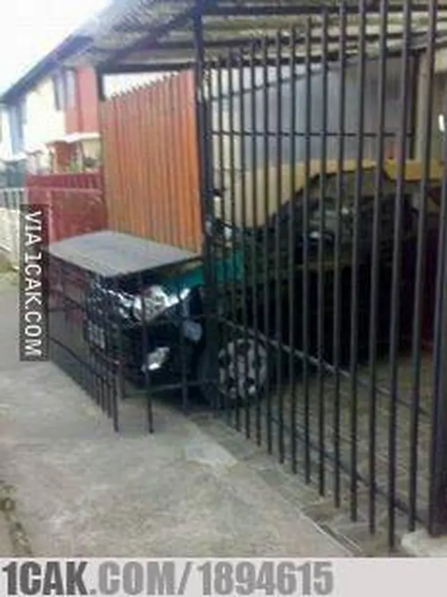 8 Potret Garasi Mobil Ini Punya Bentuk Anti-mainstram, Bikin Mikir Keras