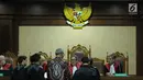 Terdakwa perintangan penyidikan korupsiE-KTP, Bimanesh Sutarjo(tengah) menghadap majelis hakim saat menjalani sidang lanjutan di Pengadilan Tipikor, Jakarta, Kamis (7/6). Sidang mendengar keterangan terdakwa. (Liputan6.com/Helmi Fithriansyah)