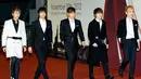 Para personel SHINee yaitu Key, Minho, Onew, dan Taemin ditunjuk sebagai pemimpin utama para pengiring jenazah. (foto: usmagazine.com)