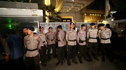 Sejumlah aparat kepolisian Brimob berjaga di depan gerbang rumah tersangka Ketua DPR RI Setya Novanto di Jalan Wijaya 13 No 19, Jakarta Selatan, Rabu (15/11). (Liputan6.com/Johan Tallo)