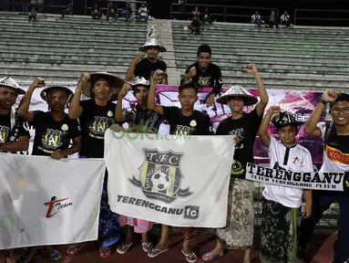 Suporter T-Team dengan atribut unik memberi dukungan kepada tim kesayangannya saat berlaga pada babak play-off Malaysia Super League melawan ATM di Stadion Perak, Malaysia, Sabtu (30/1/2016). (Bola.com/Nicklas Hanoatubun)