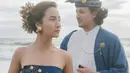 Banyak dari penggemar, menyebut bahwa pasangan ini sangat cocok dan serasi. Sama-sama berkarier di dunia akting, Dylan Carr dan Naomi Zaskia memang cukup populer di layar kaca. Dalam balutan busana Bali, pasangan kekasih ini terlihat bergitu serasi. (Liputan6.com/IG/@dylancarr8)