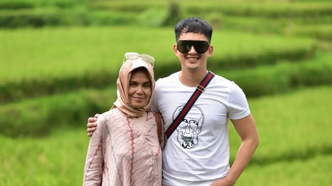 6 Potret Kebersamaan Kiki Farrel dan Ibunya yang Derita Kanker Usus