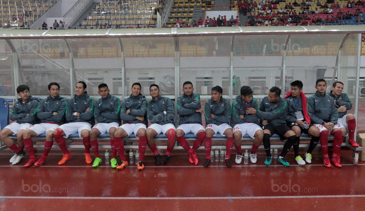Para pemain cadangan timnas Indonesia U-23 saat menyaksikan laga melawan Suriah U-23 pada laga persahabatan di Stadion Wibawa Mukti, Bekasi, Rabu (16/11/2017). Indonesia kalah 2-3. (Bola.com/NIcklas Hanoatubun)