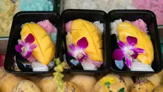 Ketan mangga ala Thailand yang dijual di pasar dalam Festival Vegetarian Phuket 2020 di Phuket, Thailand (20/10/2020). Pulau resor Phuket yang tersohor menggelar festival yang juga dikenal sebagai Festival Sembilan Dewa Kaisar itu pada 17-25 Oktober. (Xinhua/Zhang Keren)
