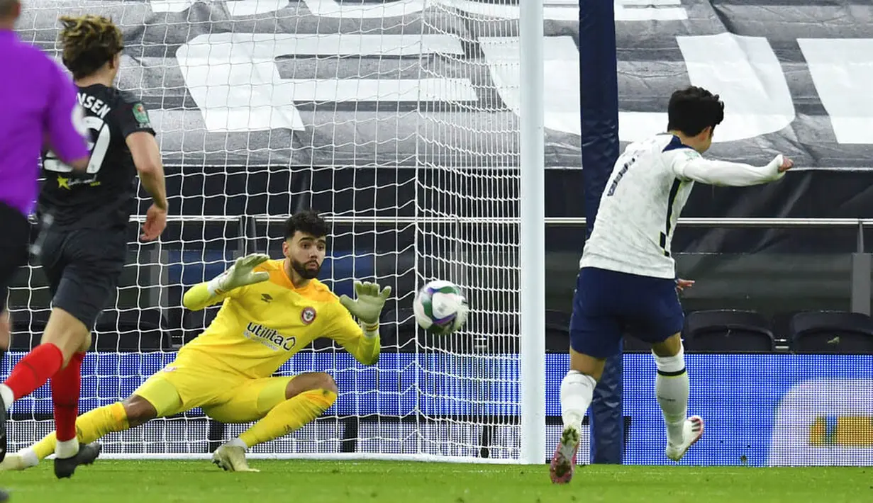 Pemain Tottenham Hotspur, Son Heung-min, mencetak gol ke gawang Brentford pada laga Piala Liga Inggris, di London, Rabu (06/01/2021). Spurs menang dengan skor 2-0. (Glyn Kirk/Pool via AP)