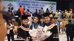 Joanna tampak begitu bahagia selama menjalani prosesi wisuda. Ia merasa sangat bersyukur kepada Tuhan karena selalu membuatnya terdiam dan kagum atas karunia yang diberikan. Joana yang selama ini sibuk menjadi single parent, masih bisa dan berhasil menyelesaikan kuliahnya. (Liputan6.com/IG/@joannaalexandra)