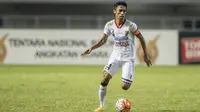 Gelandang Bali United, Fadhil Sausu, saat melawan PS TNI pada laga Torabika Soccer Championship 2016 di Stadion Pakansari, Jawa Barat, Minggu (20/11/2016). (Bola.com/Vitalis Yogi Trisna) 